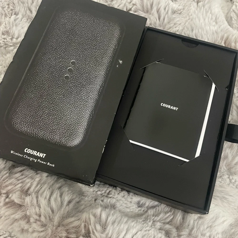 Courant Carry Wireless Charging Power Bank Black. 10W Output/5w Input Wireless